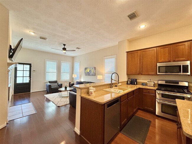 Building Photo - 98 W Montfair Blvd