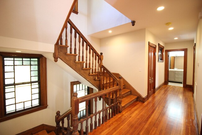 Building Photo - Stylish Fort Hill 5bd/2.5bath