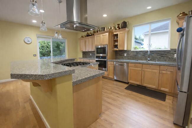 Building Photo - Expansive Orenco Home with 5 Bedrooms, Bonus Room & 3 Full Baths