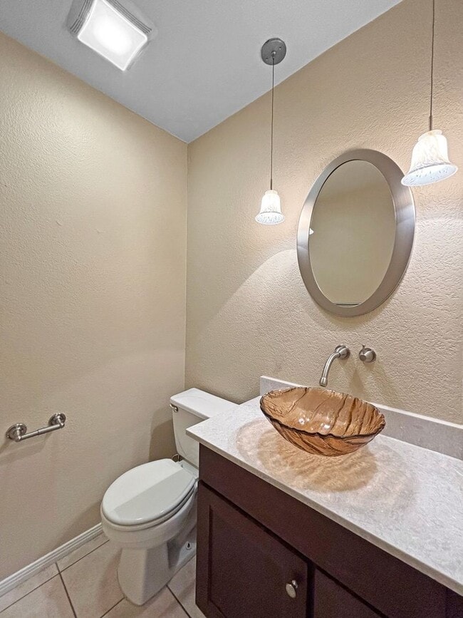 Building Photo - Charming 2BD/2.5BA Townhouse in Bankers Hi...