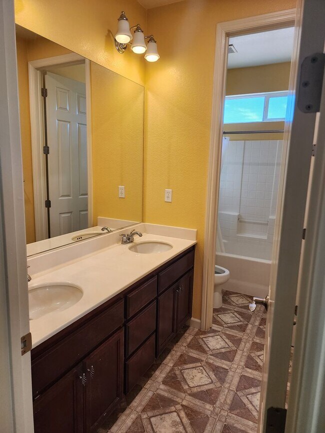 Building Photo - 5 Bedroom 3 Bathroom with 3 car Garage in the Sylvan School District