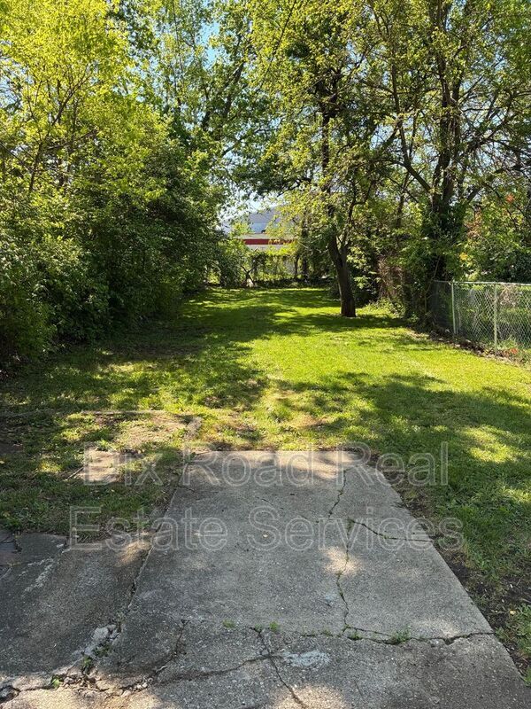 Building Photo - 2240 Lakeview Ave