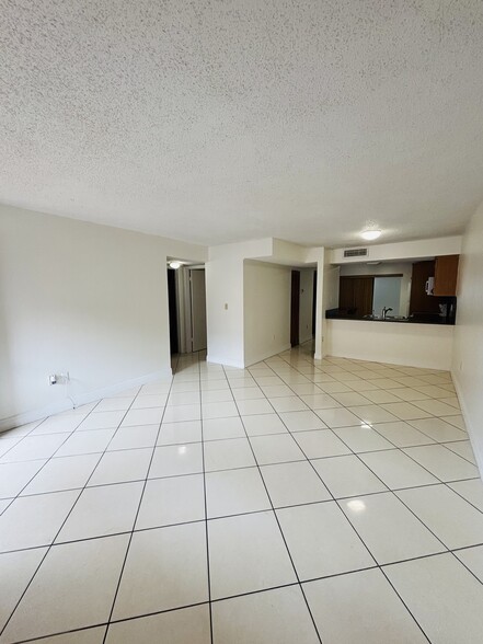 Dining area - 1331 W 51st Pl