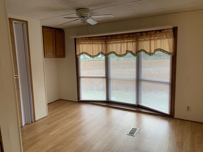 Building Photo - 3 BR, 2 BA Single Wide on Private Lot *Pri...