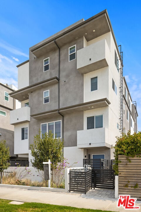 Building Photo - 4916 1/2 S Centinela Ave