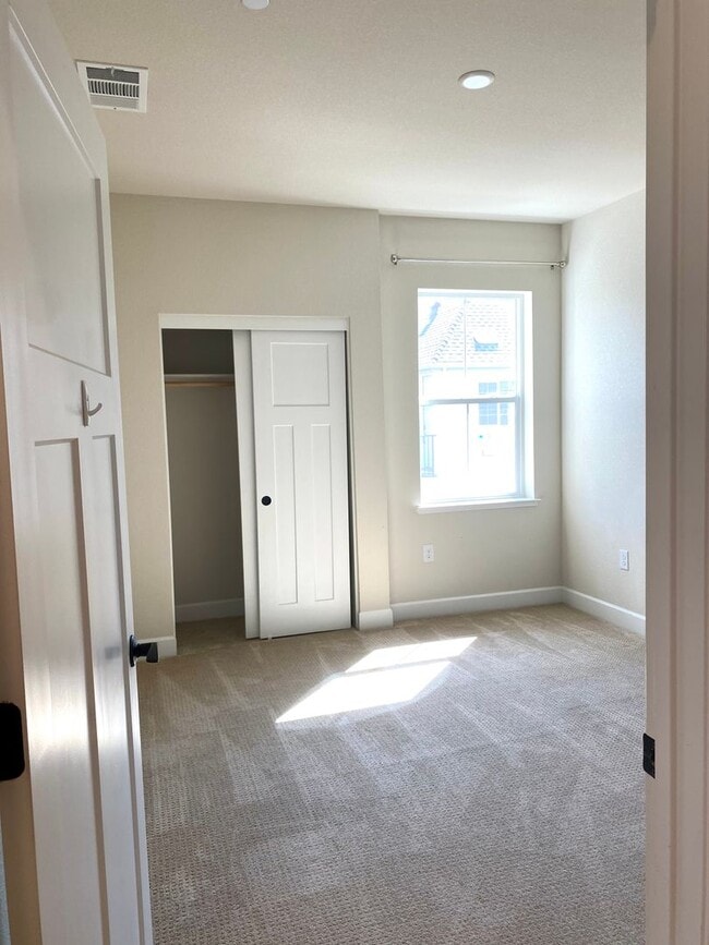 Building Photo - Stunning five bedroom in The Cannery