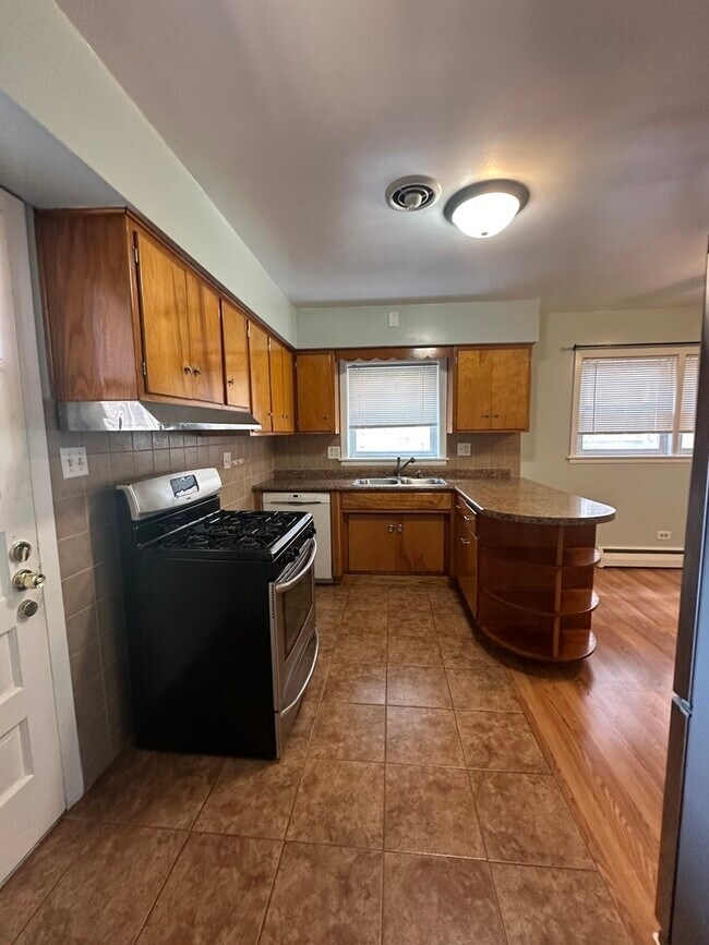Building Photo - 2023 W Balmoral Ave
