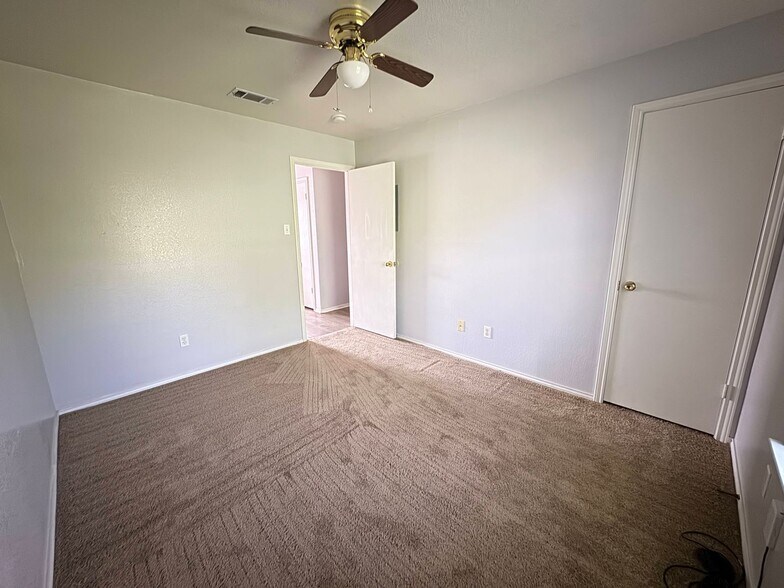 Building Photo - 1605 Benttree Dr