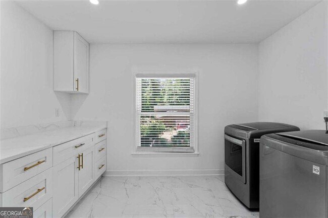 Building Photo - 2023 Stoneleigh Dr