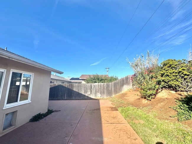 Building Photo - Beautifully Remodeled 4bd/2.5ba CLAIREMONT Home! Fenced yard, garage, PET friendly!