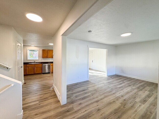 Building Photo - 1340 E Navajo Dr