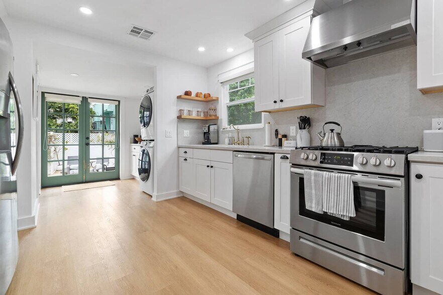 Building Photo - 1425 Cabrillo Ave