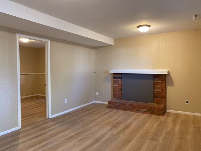 Building Photo - STUDENTS WELCOME! 5 Bedroom 3 Bathroom Bi-...