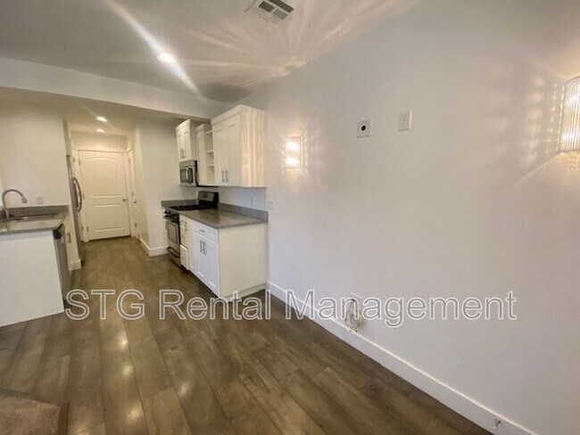 Building Photo - 1000 E Blf Vw Dr