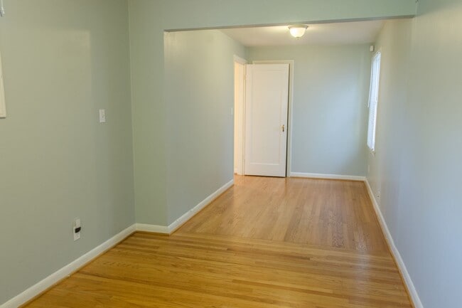 Building Photo - 2bd/1ba Seattle Home