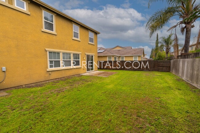 Building Photo - South Tracy 4-Bed Home with First-Floor Bedroom