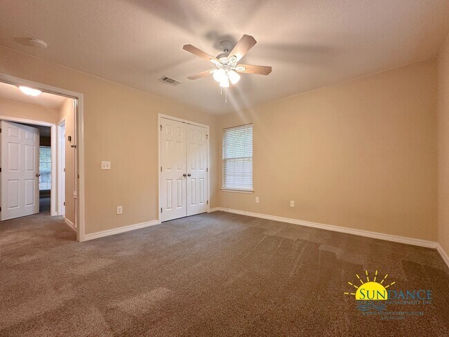 Building Photo - Gorgeous 3-Bedroom Home in Tranquil Navarre Neighborhood!