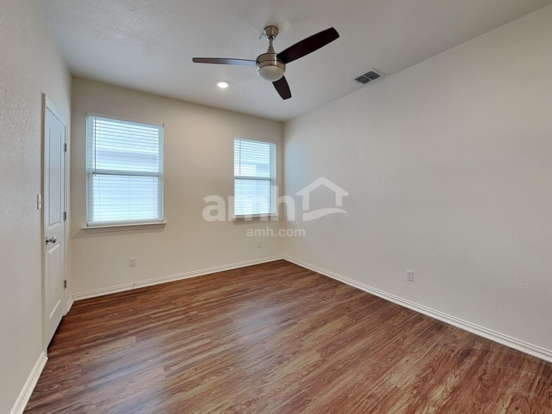 Building Photo - 2717 Lillybrook Ln