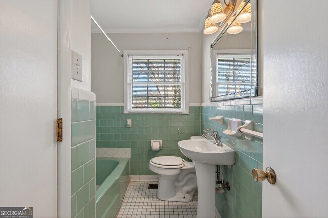 Building Photo - 741 East Ave