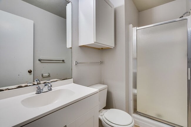 Building Photo - Uptown Townhome - 2BD / 2.5BA - Near Downt...