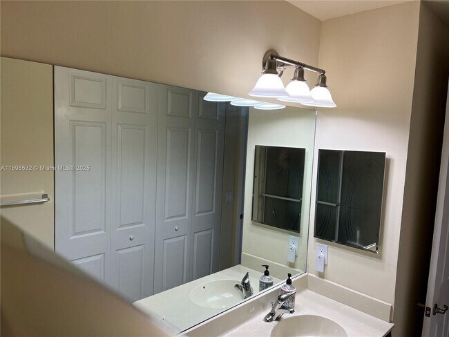 Building Photo - 3500 Oaks Clubhouse Dr