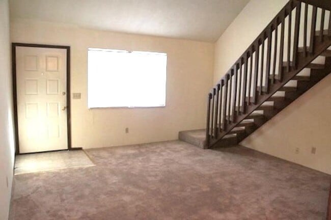 Building Photo - 818 White Oak Dr