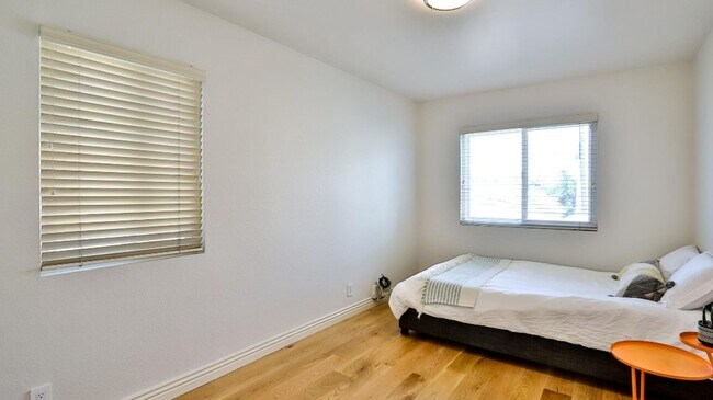 Building Photo - Downtown HB Furnished One-Month to Mid-Term Rental