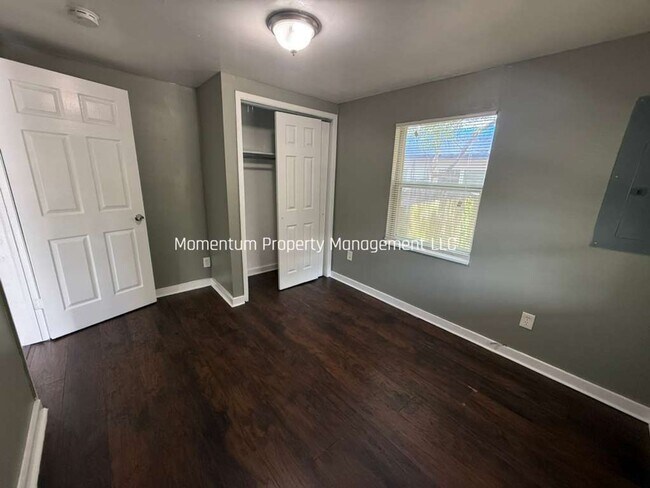 Building Photo - 3/1 Remodeled Tampa Home- READY FOR IMMEDIATE MOVE IN!!