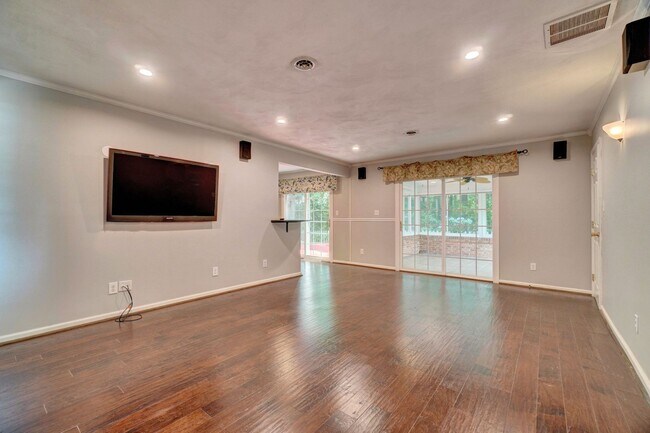 Building Photo - Fabulous 4-Bedroom Great Neck Home Ready 0...