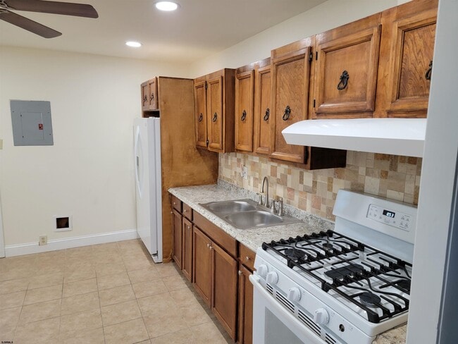 Building Photo - 1834 Beach Ave