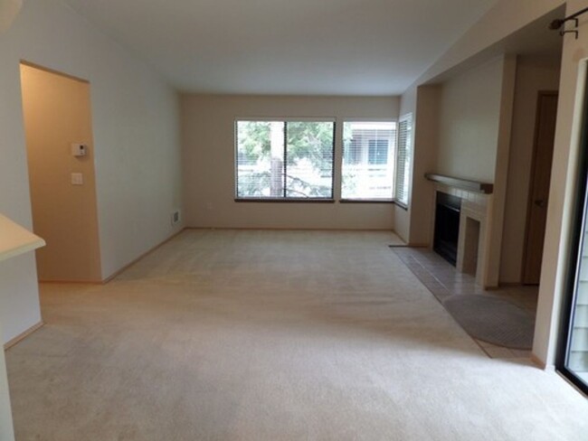 Building Photo - Super-Cute and LARGE Top Floor Condo in So...