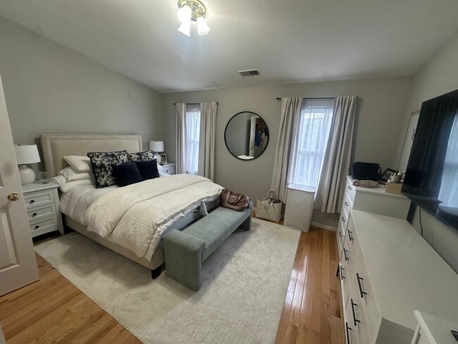 Building Photo - 2 Bed/1.5 Bath Townhouse available 9/1/2026