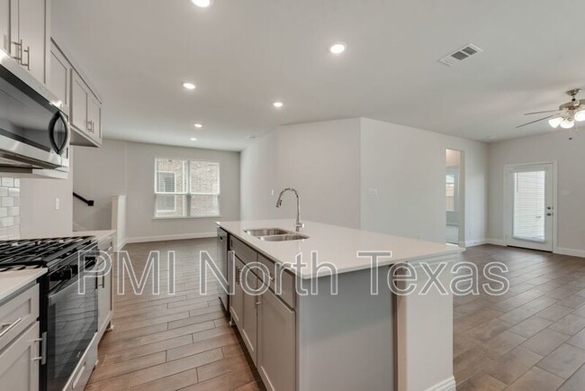 Building Photo - 3014 Isla Ter