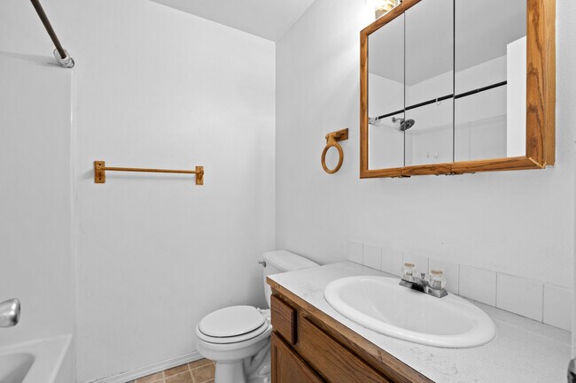 Primary Bath - 905 E Ball Ct