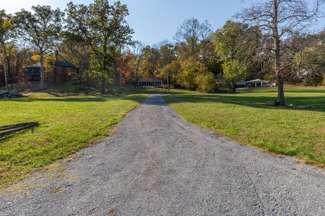 Building Photo - 1 bed, 1 bath River View Cottage in Charle...