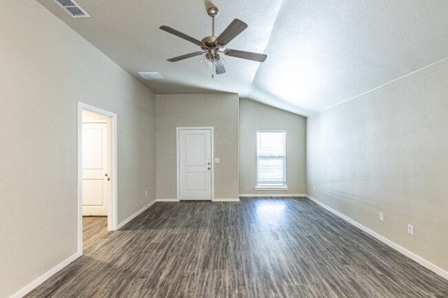 Building Photo - "Charming 3-Bed, 2-Bath Haven with 1,615 Sq Ft in Lubbock's Cozy Kirksey Avenue!" Half off first ...