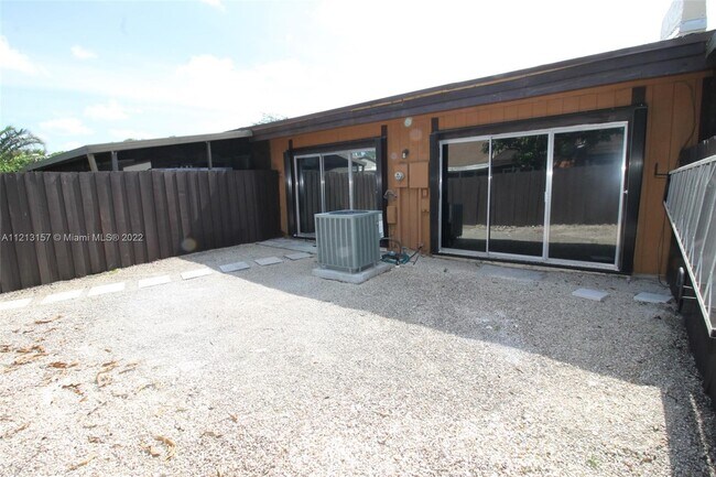 Building Photo - 2331  Dogwood Ct  . Pembroke Pines Fl 33026