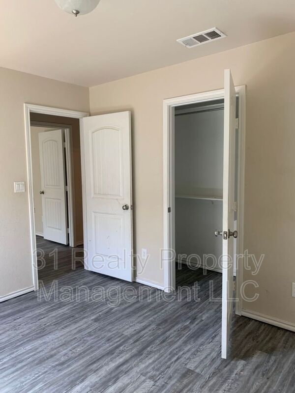 Building Photo - 1028 E 90th St