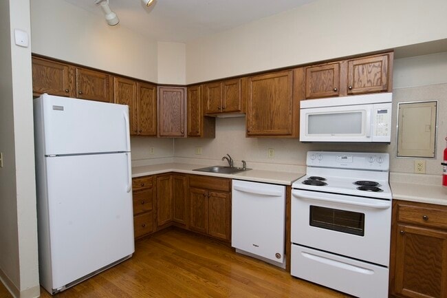 Building Photo - 1080 Mt Pleasant Ave