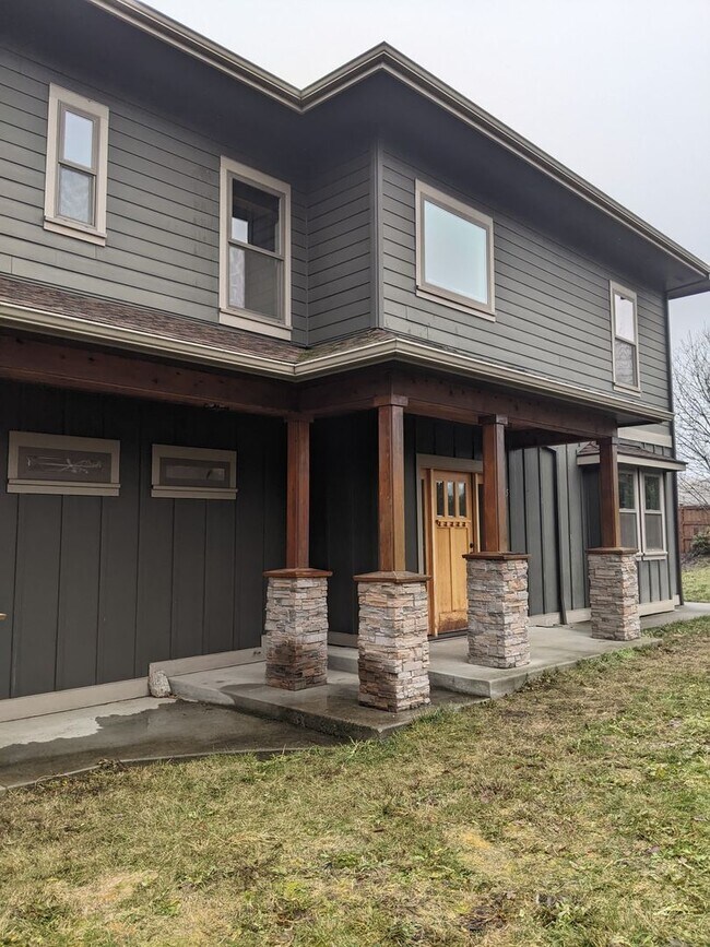 Building Photo - 675 Larch Ct