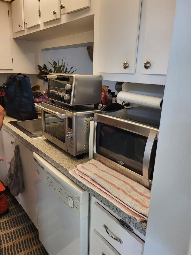 Building Photo - 9070 Lime Bay Blvd