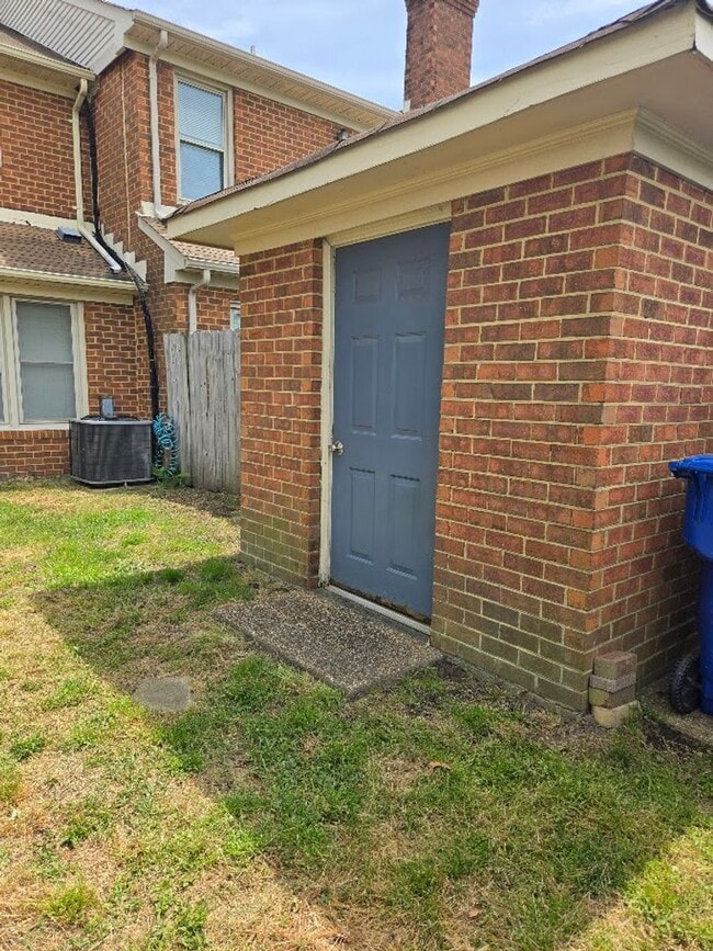 Building Photo - 3 Bedroom Townhouse in Virginia Beach