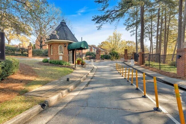 Building Photo - 25109 Plantation Dr NE