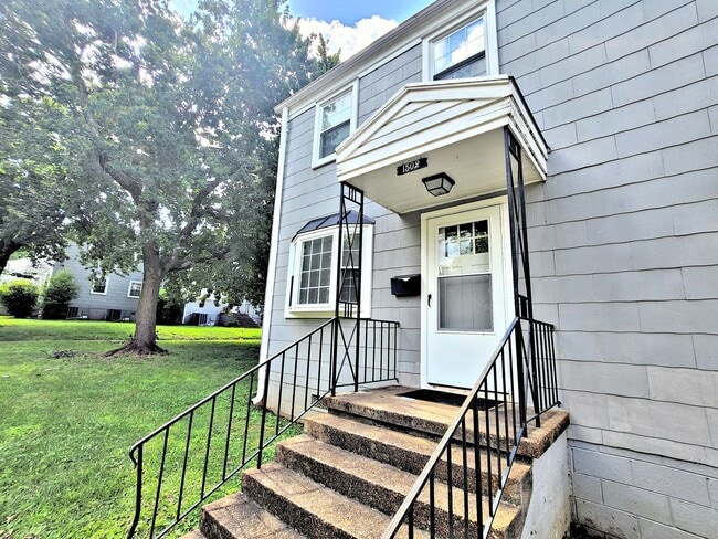 Building Photo - Beautiful 2BR / 1BA Apartment In Old Town/Five Points!