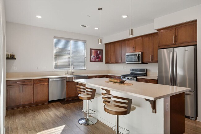 Building Photo - 3-Bed + 3.5-Bath Townhouse | Springville | Camarillo | Unfurnished