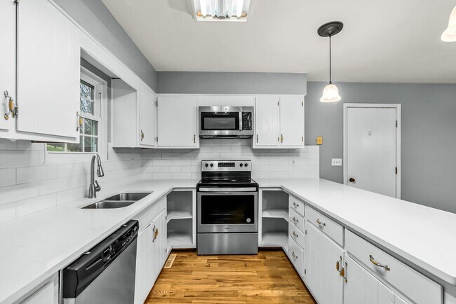 Building Photo - 215 Darrell Dr