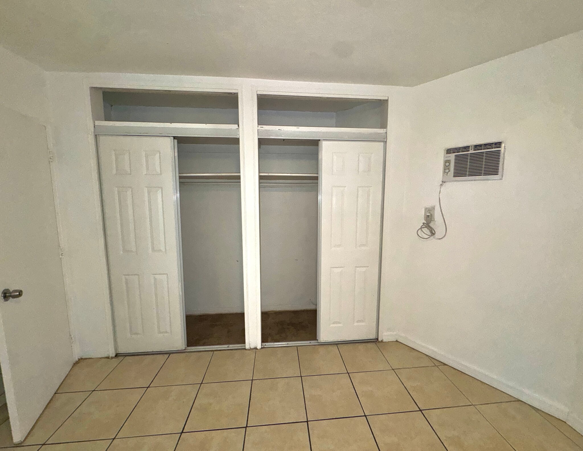 Building Photo - 1450 NE 171st St