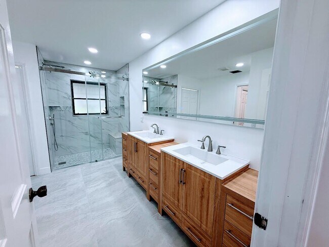 Building Photo - 465 SE Naranja Ave