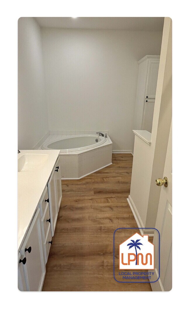 Building Photo - Spacious 3-Bed Retreat with Granite Kitchen & Cozy Fireplace