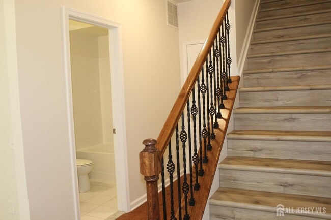 Building Photo - 6 Bond St